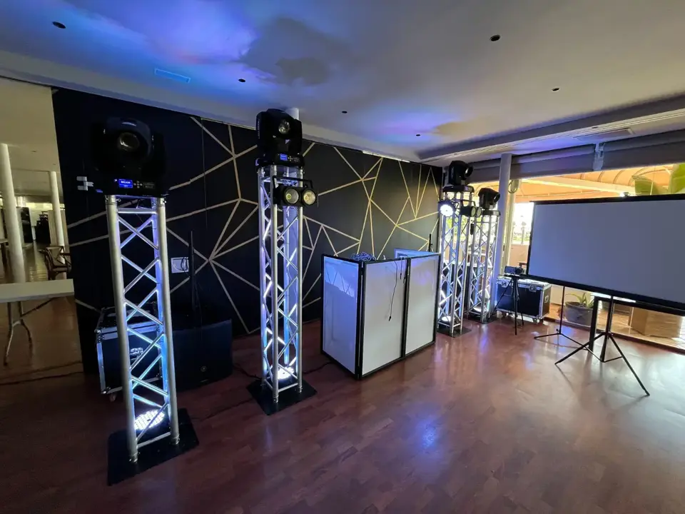 Reverb Events - Talla M + DJ · 3