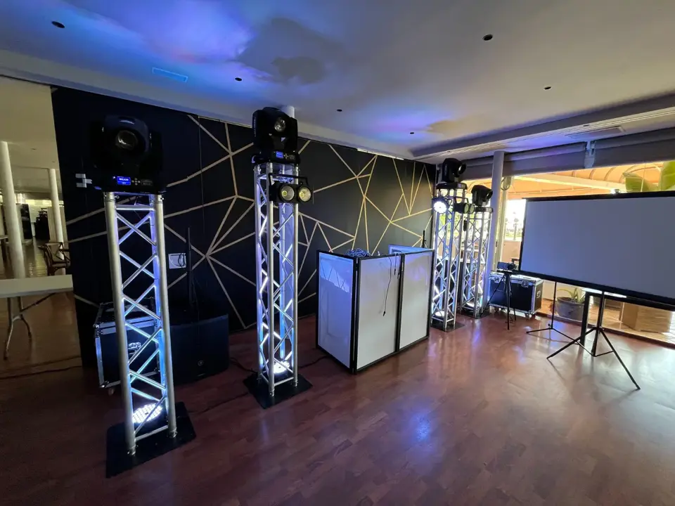 Reverb Events - Talla XL + DJ · 3